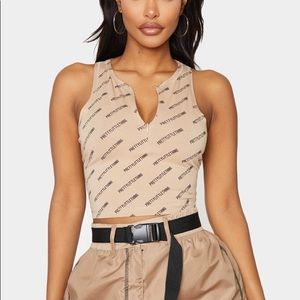 PRETTYLITTLETHING Shape Stone Zip Front Crop Top
